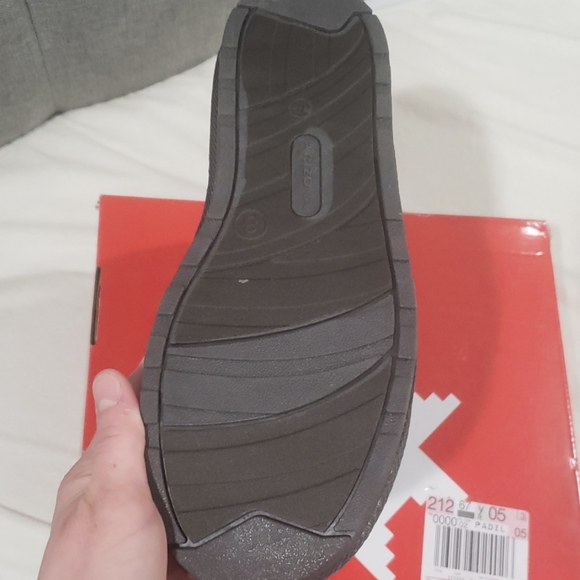 BRAND NEW! NEVER WORN! Black - charcoal boots - Picture 3 of 3